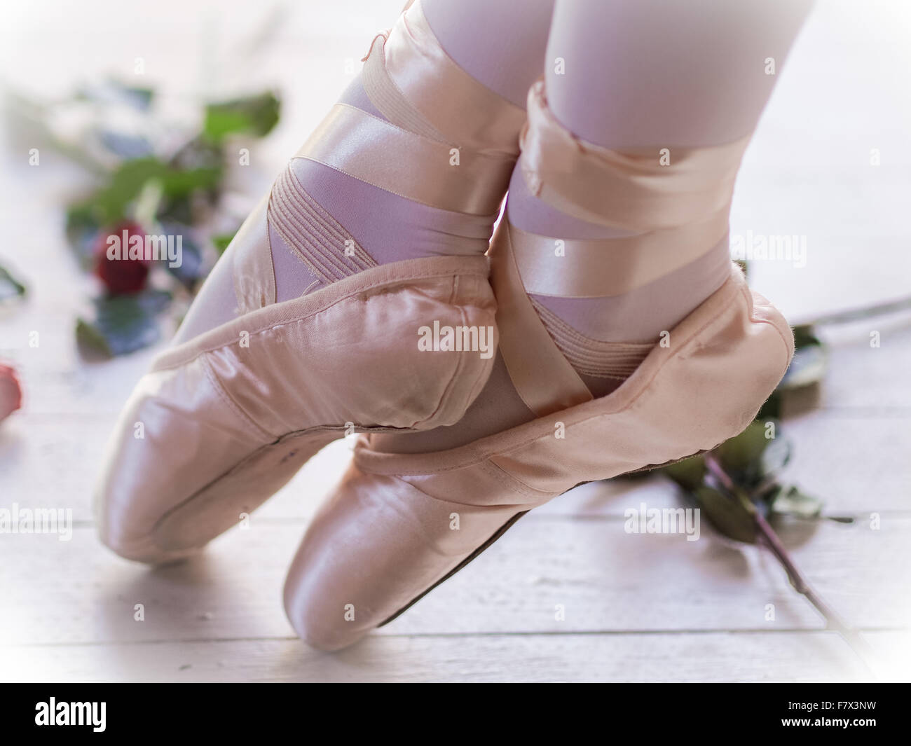Fille dans ballet shoes avec pieds croisés Banque D'Images