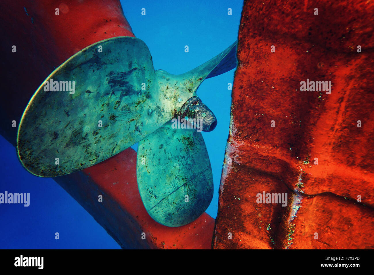 Close-up d'une hélice de bateau sous l'eau, les Maldives Banque D'Images