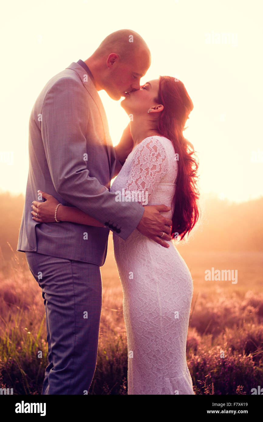 Newlywed Couple kissing Banque D'Images