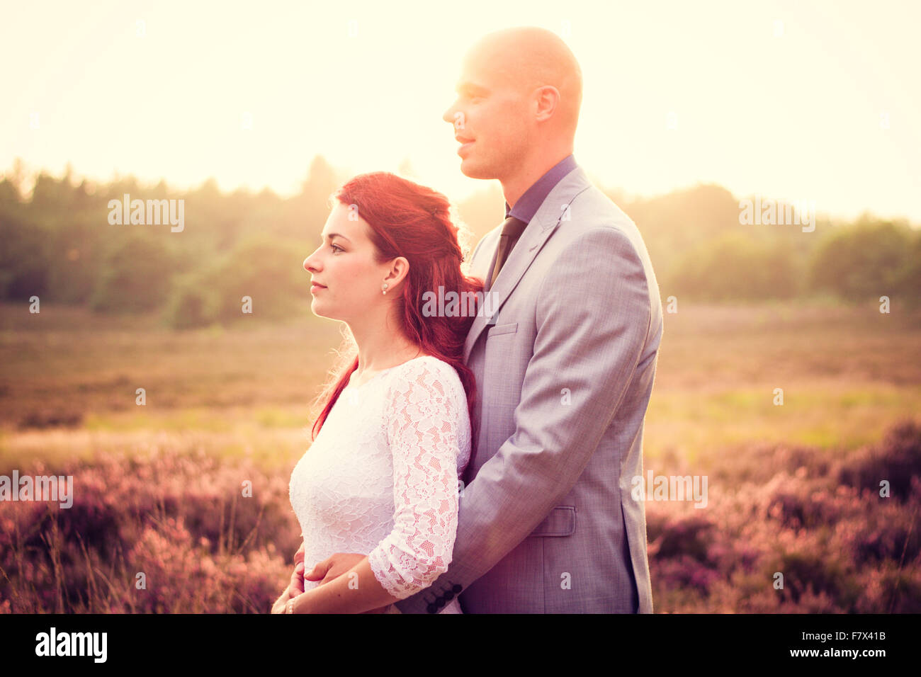 Senior couple embracing outdoors Banque D'Images