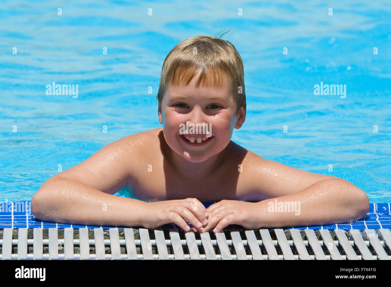 Portrait of a smiling boy in a swimming pool Banque D'Images