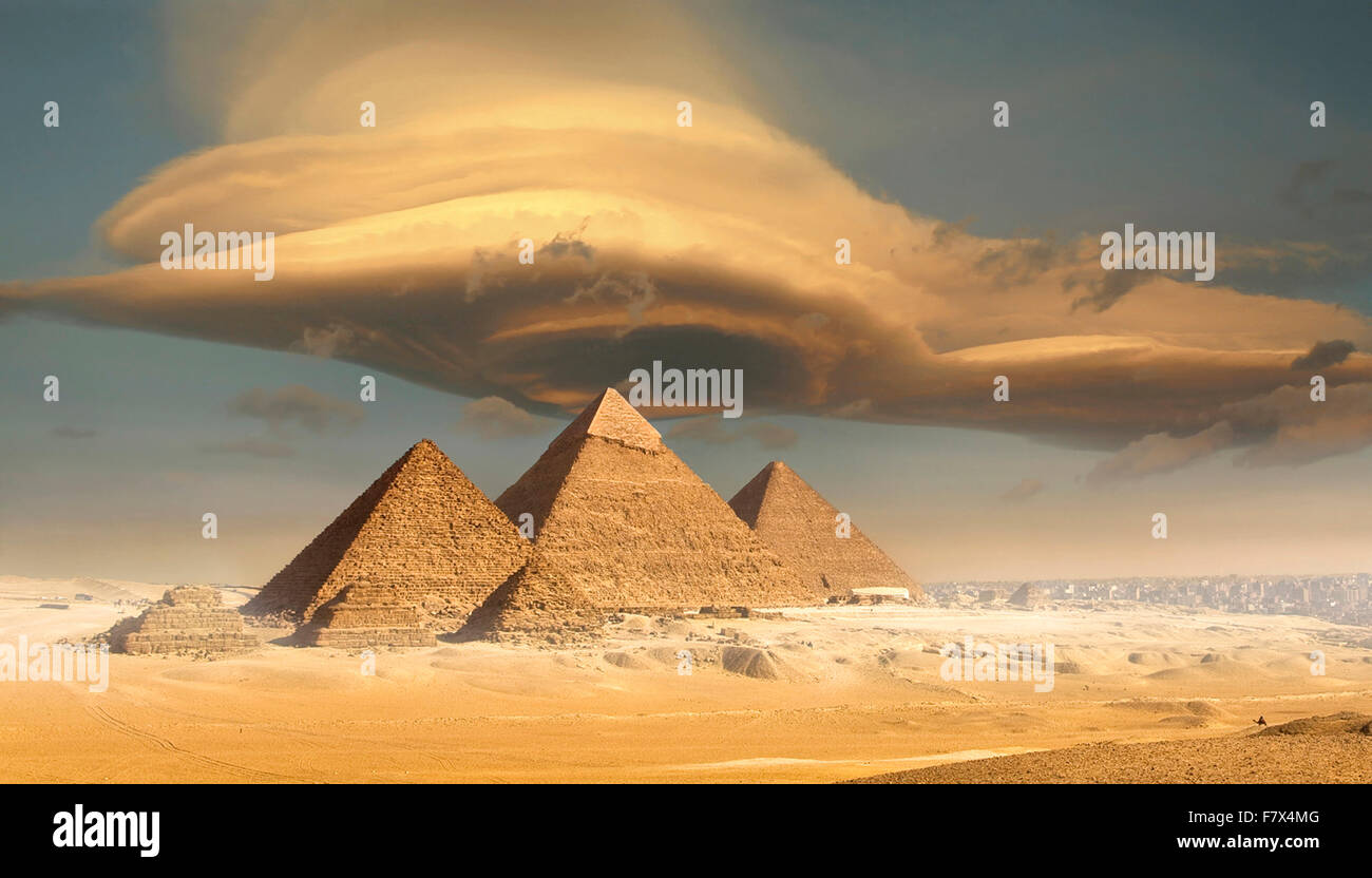 Tempête spectaculaire nuage au-dessus de pyramides, Gizeh, Egypte Banque D'Images