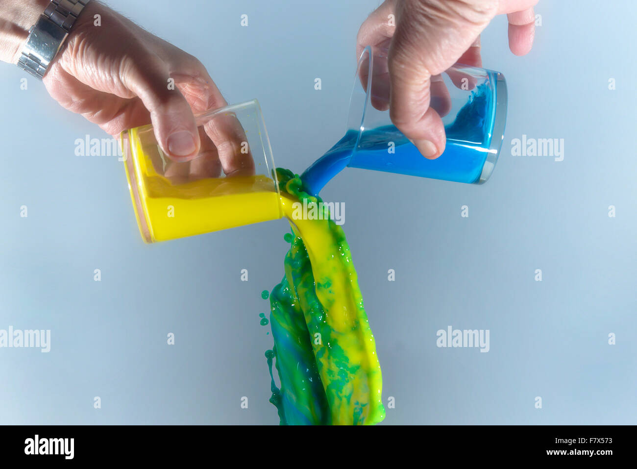 Le mélange liquide jaune et bleu pour obtenir un liquide vert Photo Stock -  Alamy