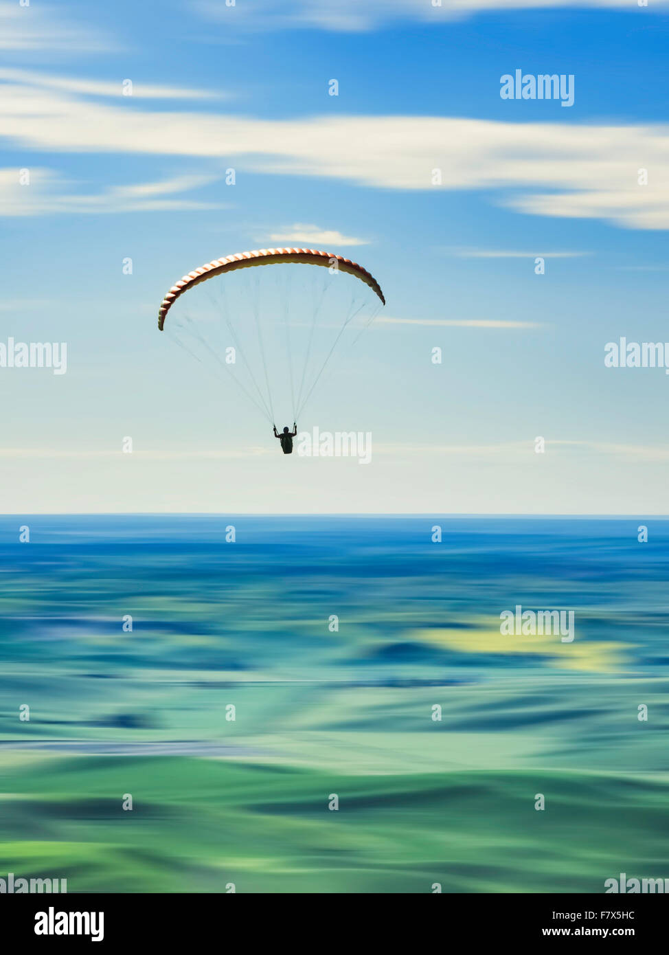 Silhouette d'un parapente au-dessus de collines, Palouse, Washington, États-Unis Banque D'Images