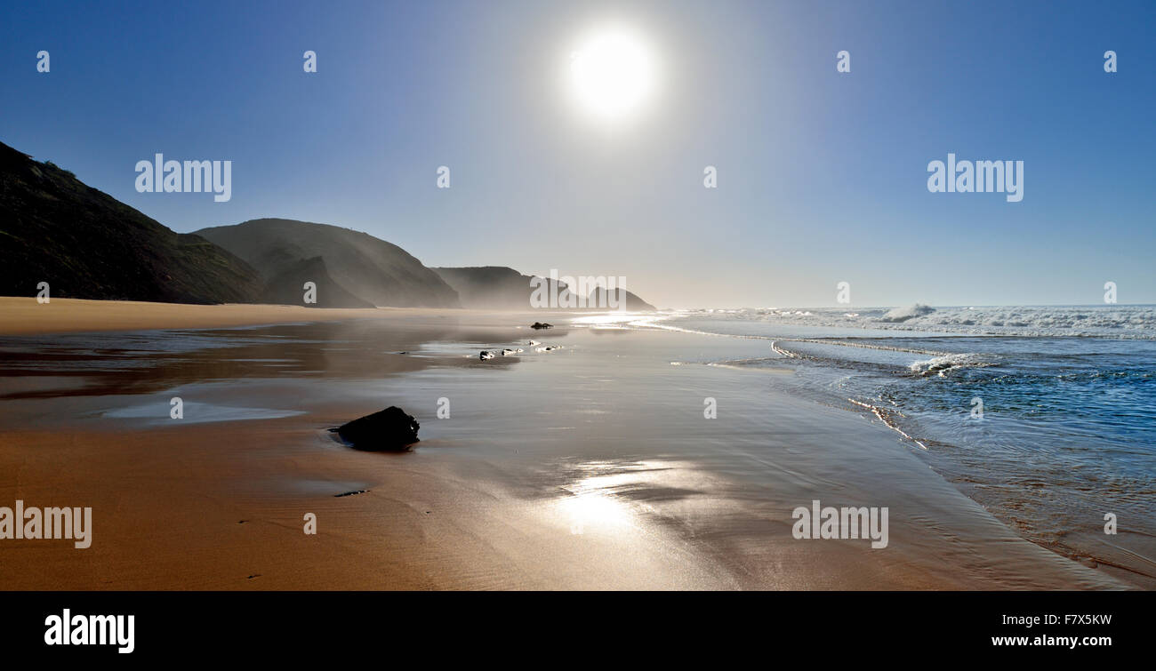 Le Portugal, l'Algarve : plage pittoresque photographié contre le soleil Banque D'Images