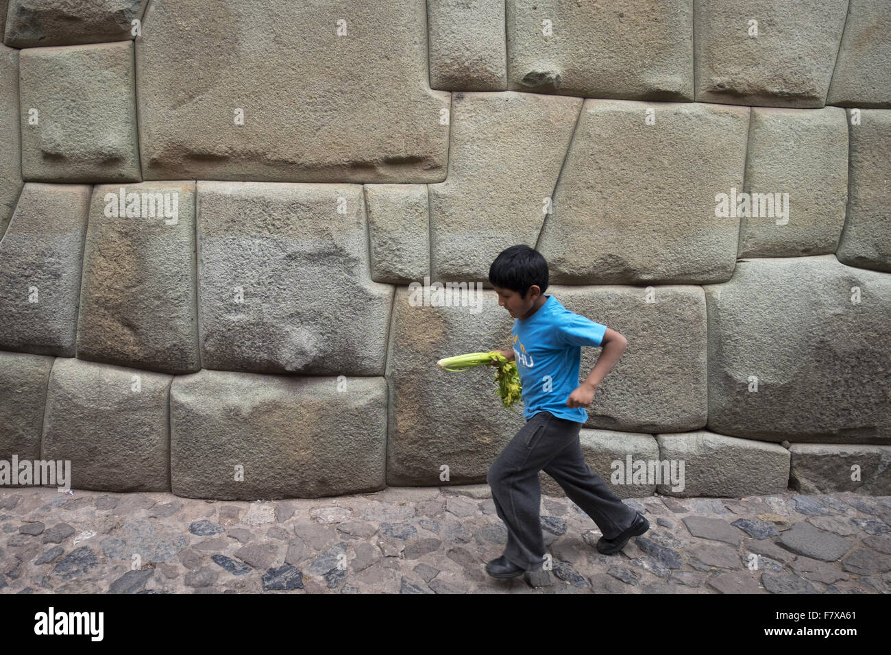 Les murs incas de l'ancien palais d'Inca Roca, aujourd'hui palais de l'archevêque. Cuzco Banque D'Images