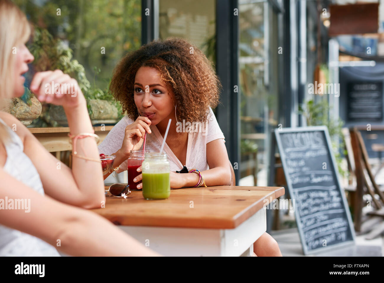 Deux Femmes Africaine Qui Papotent Banque De Photographies Et Dimages à Haute Résolution Alamy 