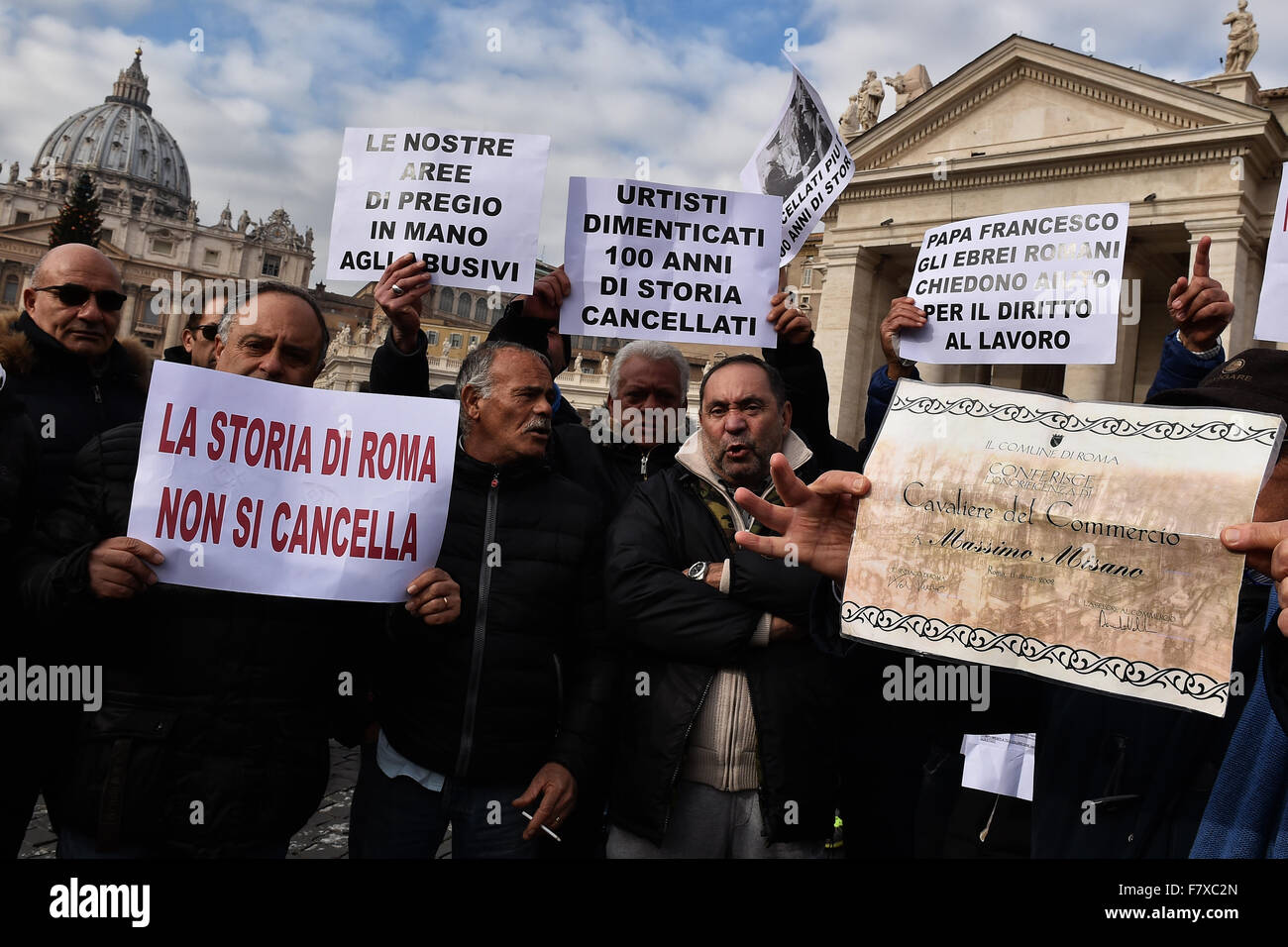 Protesta degli Urtisti, gli Storici di venditori souvenir delle più Antiche Famiglie di ebrei contro i decreti romani comunali che vietano l'esercizio di Piazza San Pietro. Alcuni manifestanti indossavano la Stella di petto gialla, simbolo delle persecuzioni naziste . Les vendeurs de souvenirs des plus anciennes familles de juifs romains protester contre les arrêtés municipaux interdisant les travaux sur la Place Saint Pierre au cours de l'année du jubilé. Certains manifestants portaient sur leur poitrine l'étoile jaune, symbole de la persécution nazie . Roma 03-12-2015 Foto Andrea Staccioli / Insidefoto Banque D'Images