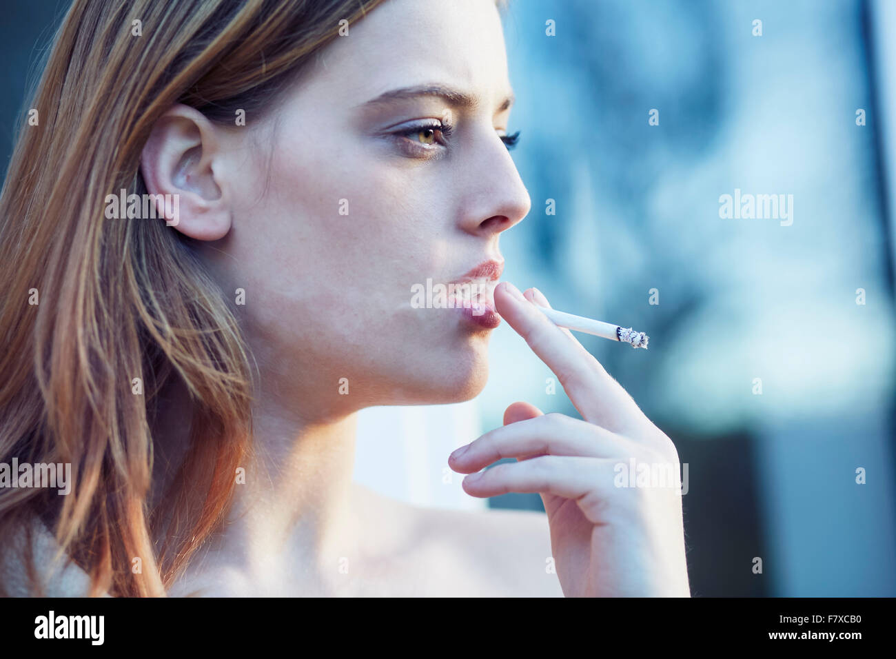 Femme fumant à l'extérieur Banque D'Images