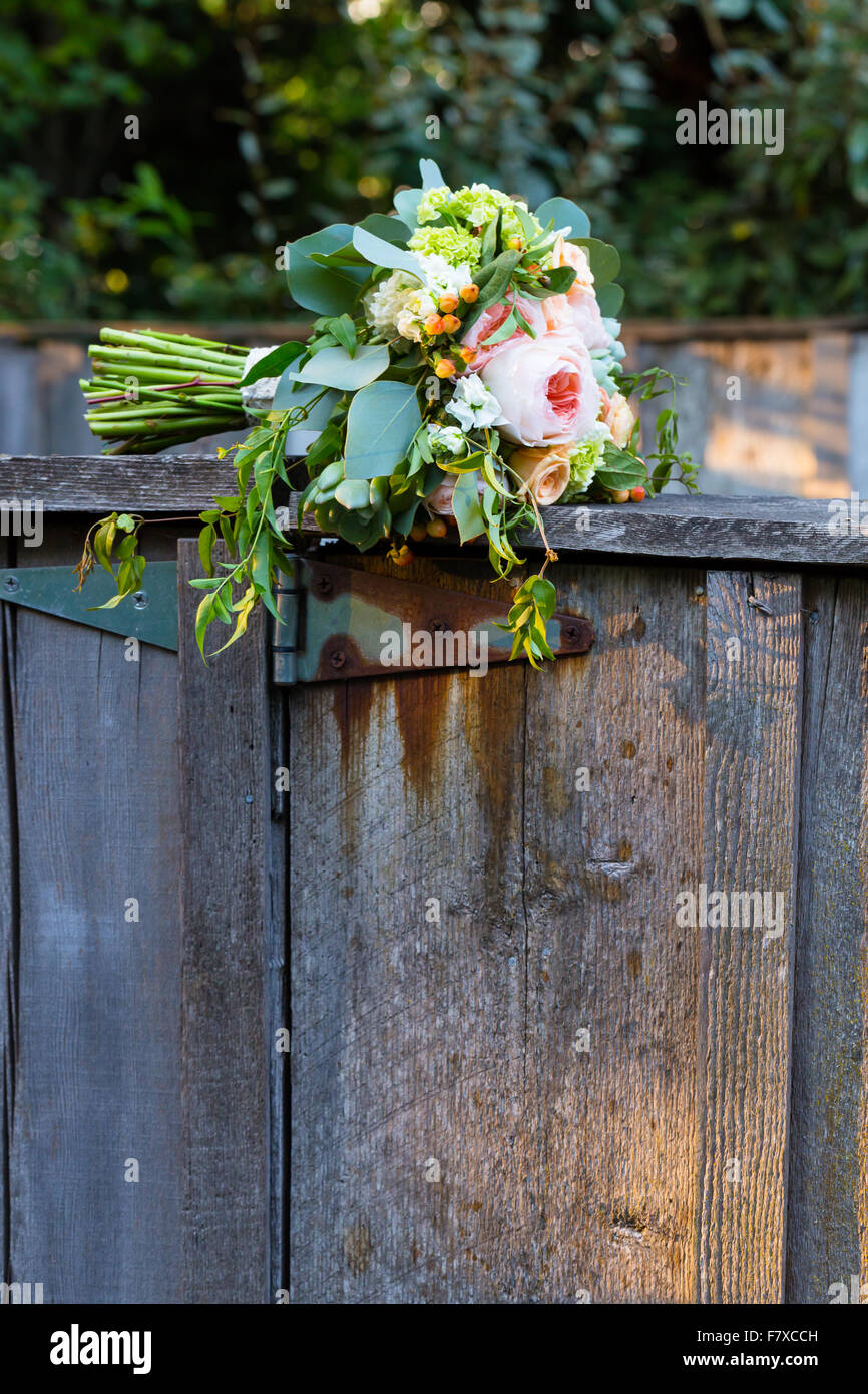 Bouquet de fleurs pour la mariée le jour de son mariage couplé avec un décor en bois. Banque D'Images