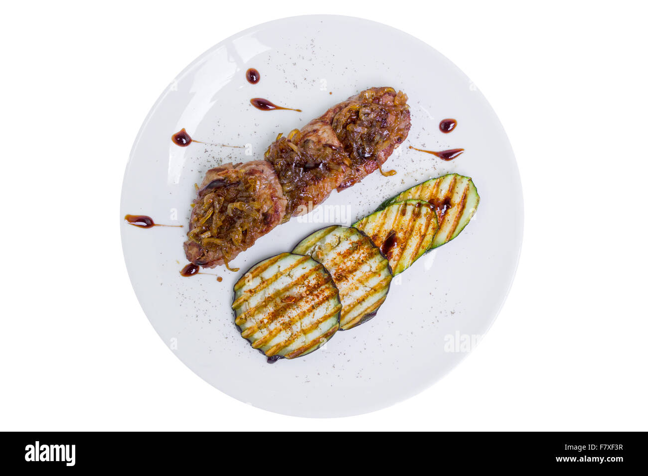 Grillades de viande avec l'oignon et l'aubergine, la vue de dessus, isolé, clipping path Banque D'Images