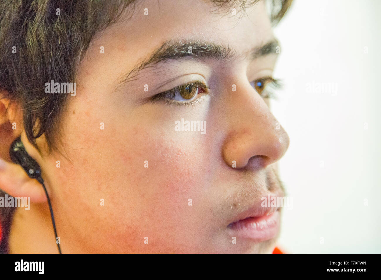 Close-up of a Teenage boy wearing earphones Banque D'Images