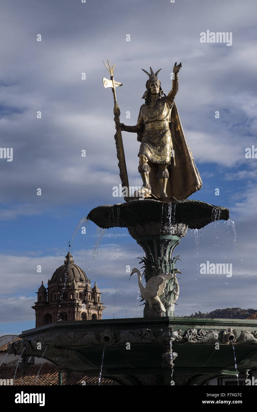 Fontaine avec une statue représentant l'Inca Pachacutec sur la Plaza de Armas, au coeur de la ville de Cuzco. Banque D'Images