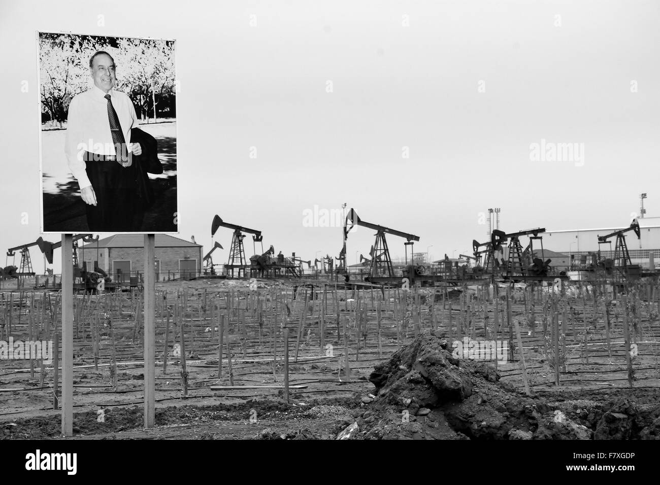 Photo de Heydar Aliyev en face de champ de pétrole de Bakou, Azerbaïdjan, en noir et blanc Banque D'Images