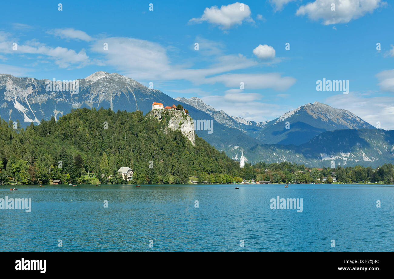 Château médiéval et l'église paroissiale Saint-Martin donnant sur le lac de Bled en Slovénie. L'un des sites pittoresques de la nation. Banque D'Images