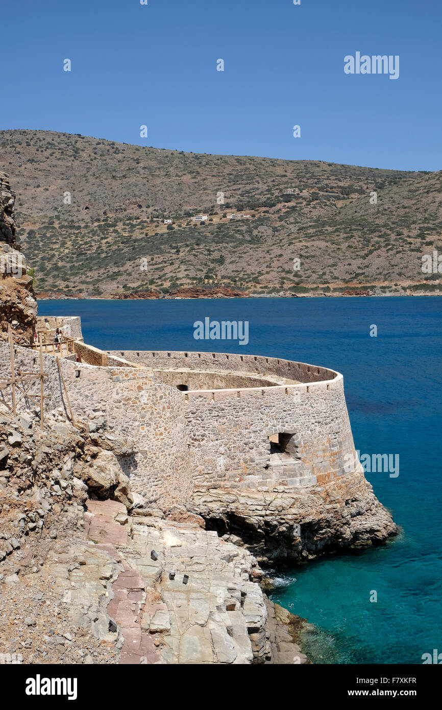 La demi-lune, fortification vénitien Mezzaluna Michiel, sur l'île de Crète de Spinalonga. Banque D'Images