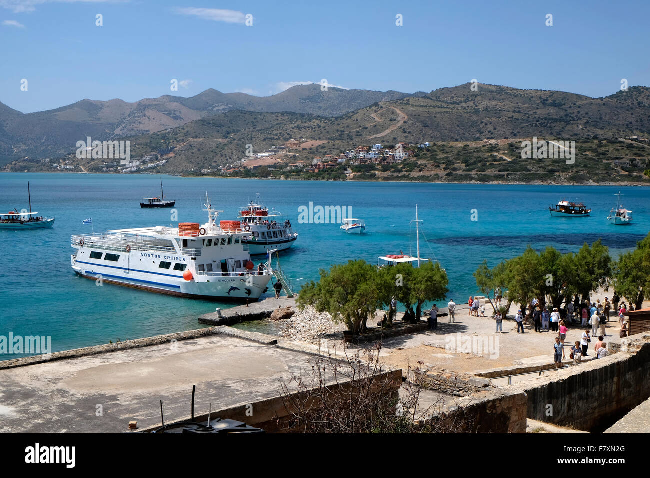 Excursionnistes et d' bateaux touristiques à l'île de Spinalonga, ancienne léproserie dans l'Est de la Crète. Banque D'Images