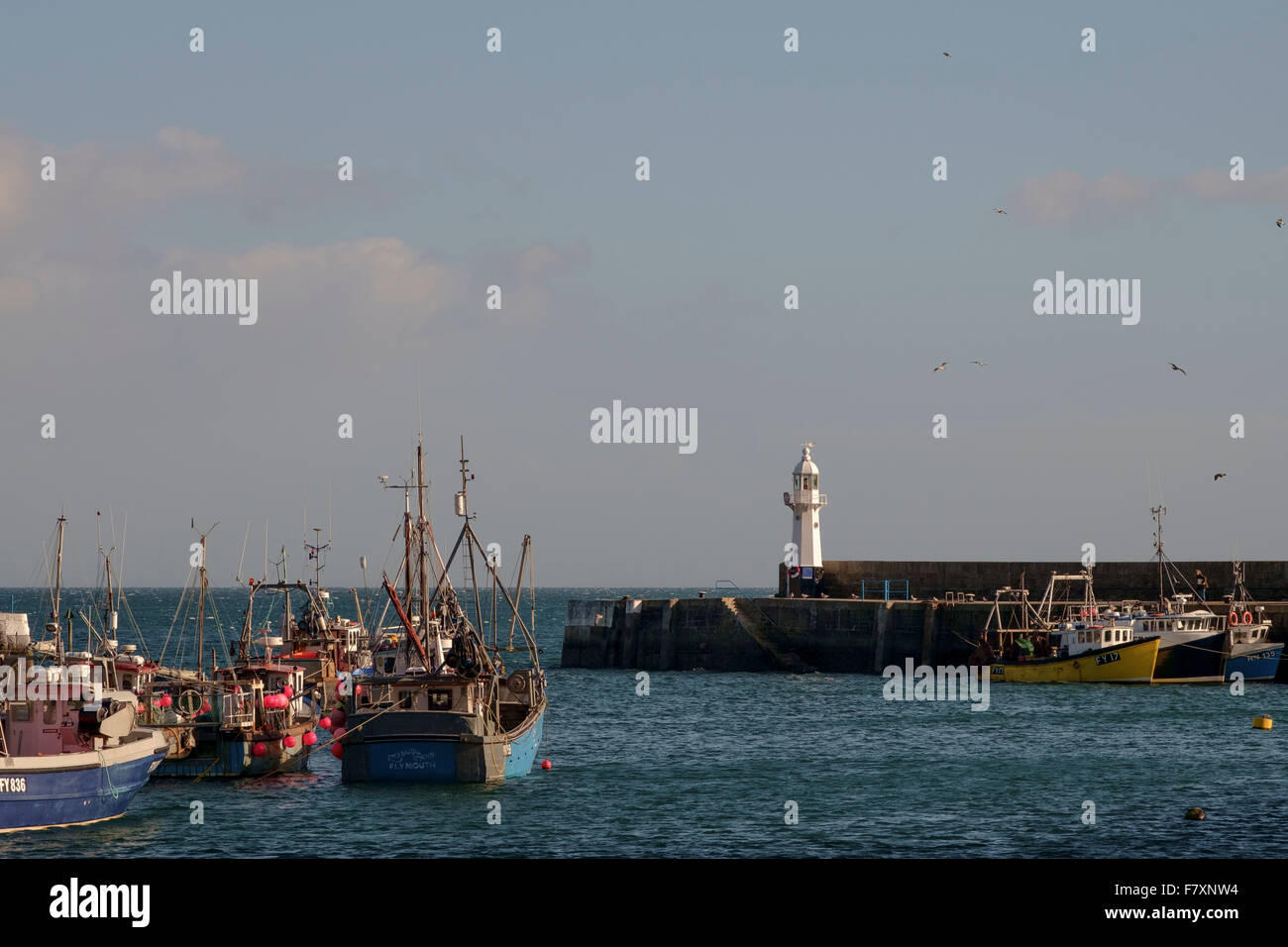 Phare et bateaux de pêche dans l'avant-port Mevagissey Banque D'Images
