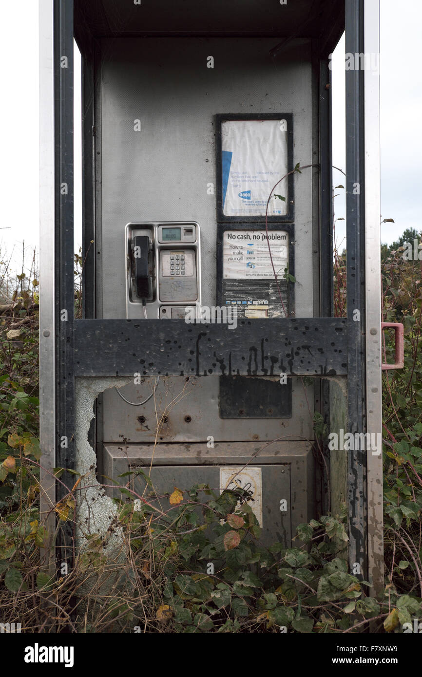 Téléphone BT British Telecom fort sale pas de verre brisé phonebox et négligés dans le Herefordshire rural UK Banque D'Images