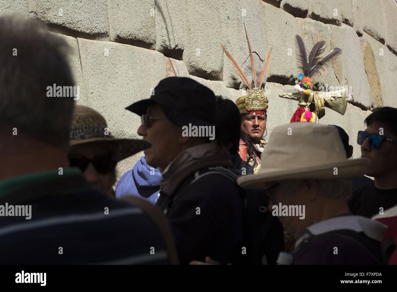 Un groupe d'en face de murs incas de l'ancien palais d'Inca Roca, aujourd'hui palais de l'archevêque. Cuzco Banque D'Images