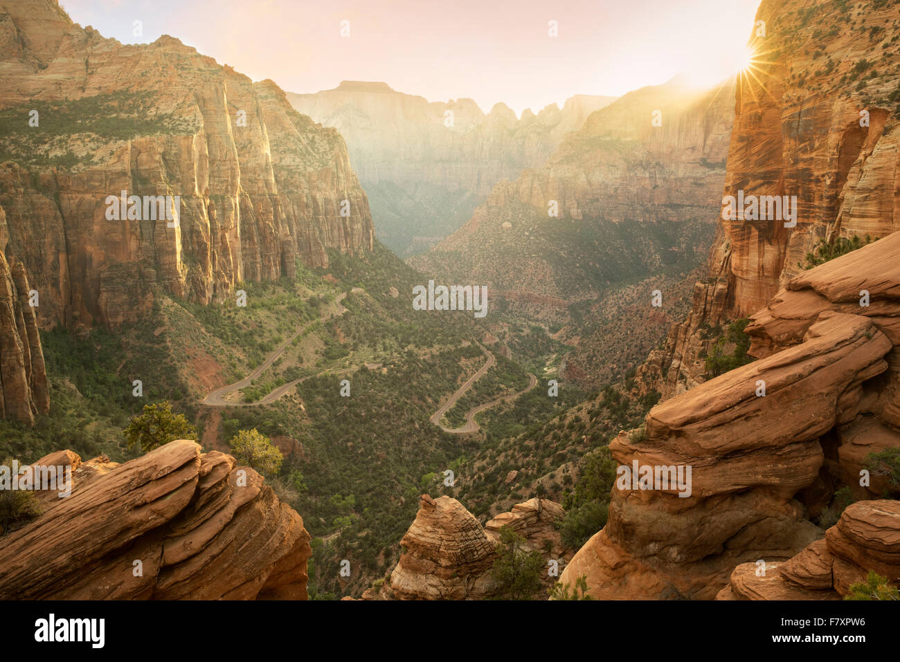 Coucher du soleil et nuages starburst au Canyon Overlook. Zion National Park, Utah Banque D'Images