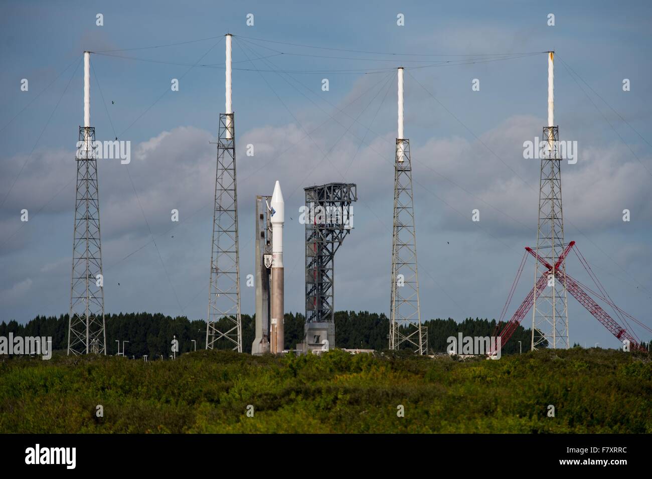 Lancement d'une fusée Atlas V de l'Alliance orbitale avec Cygnus d'ATK à bord d'engins spatiaux à rouleaux sur le complexe de lancement 41 au Centre spatial Kennedy le 2 décembre 2015 au Cap Canaveral, en Floride. Le Cygnus transportera 7 300 livres d'expériences, de l'équipement et des fournitures à la Station spatiale internationale le 3 décembre. Banque D'Images