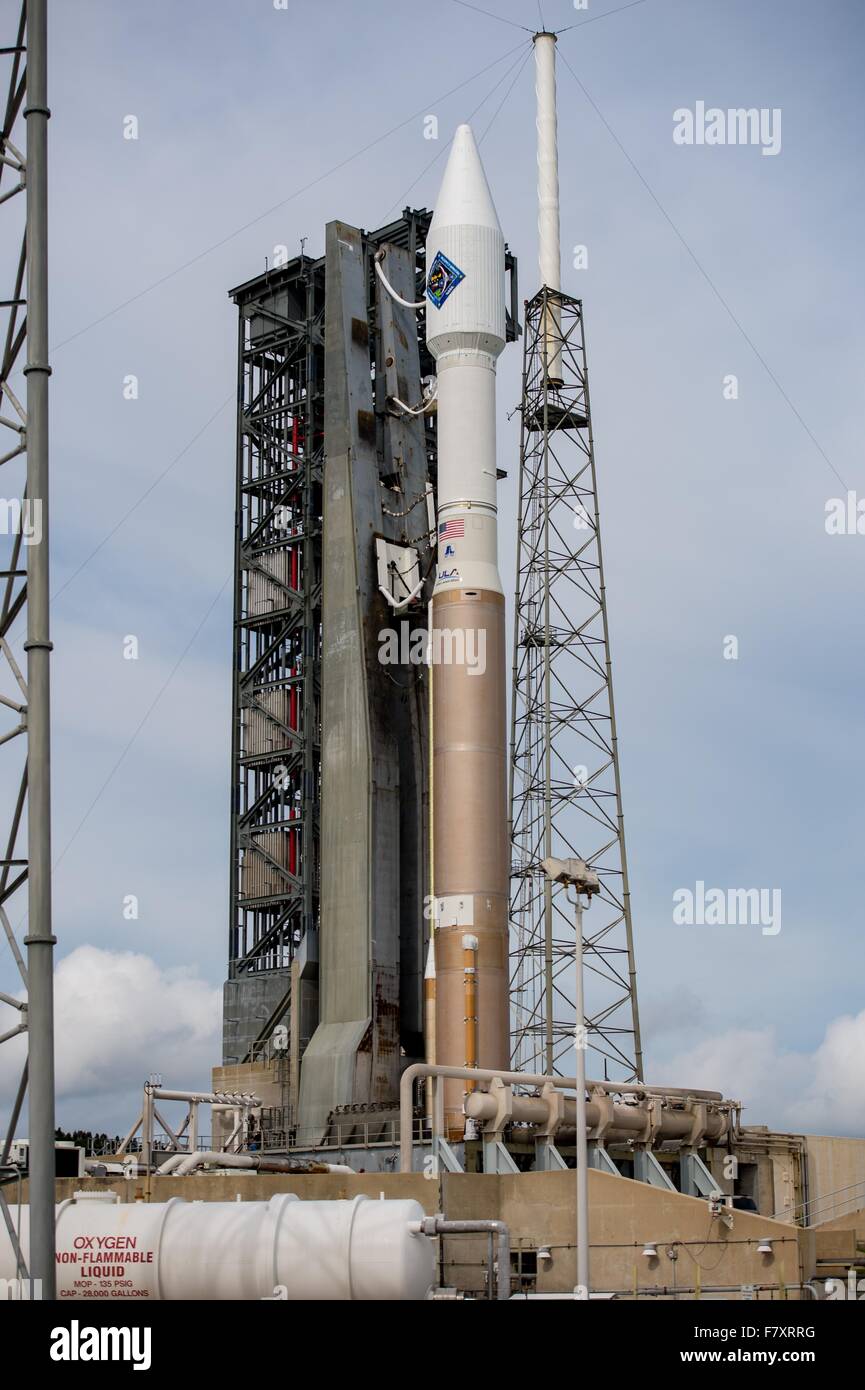 Lancement d'une fusée Atlas V de l'Alliance orbitale avec Cygnus d'ATK à bord d'engins spatiaux à rouleaux sur le complexe de lancement 41 au Centre spatial Kennedy le 2 décembre 2015 au Cap Canaveral, en Floride. Le Cygnus transportera 7 300 livres d'expériences, de l'équipement et des fournitures à la Station spatiale internationale le 3 décembre. Banque D'Images