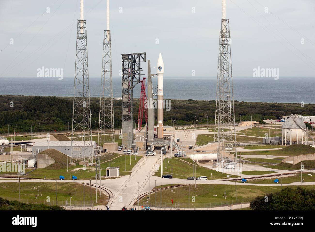 Lancement d'une fusée Atlas V de l'Alliance orbitale avec Cygnus d'ATK à bord d'engins spatiaux à rouleaux sur le complexe de lancement 41 au Centre spatial Kennedy le 2 décembre 2015 au Cap Canaveral, en Floride. Le Cygnus transportera 7 300 livres d'expériences, de l'équipement et des fournitures à la Station spatiale internationale le 3 décembre. Banque D'Images