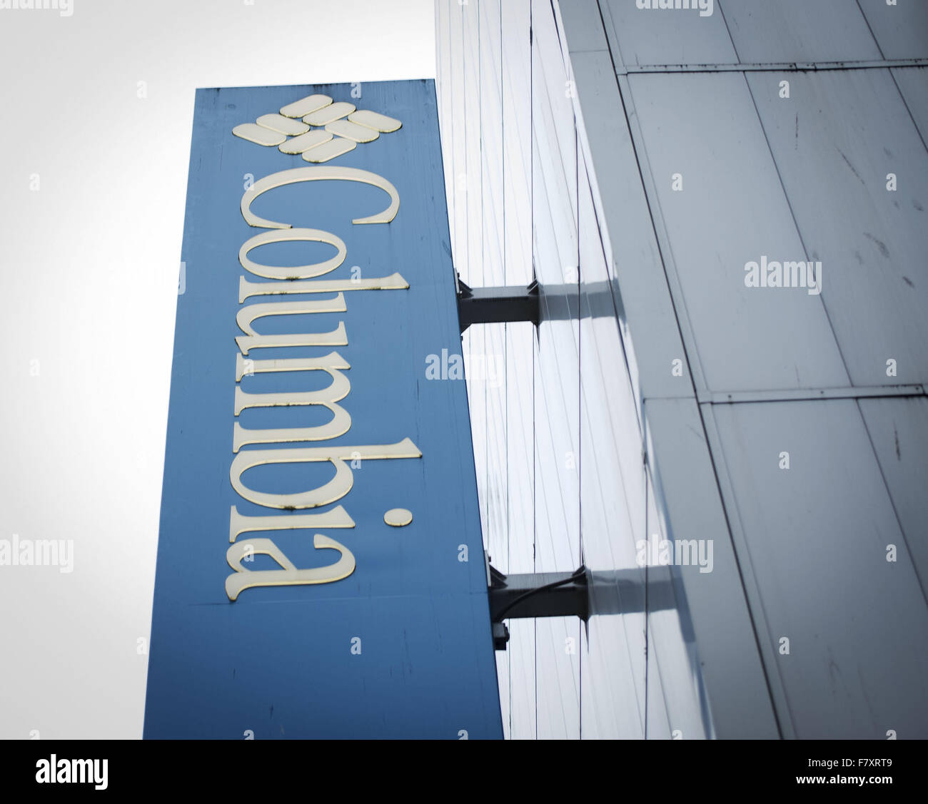 Seattle, Washington, USA. 23 Nov, 2015. Columbia Sportswear Company, dont le siège social est situé à Cedar Mill, Oregon, et les fabricants d'usure intérieure et extérieure orientée pour une utilisation en extérieur. sportive Columbia est une société cotée sur le NASDAQ : COLM. -------- Sur la photo, le logo Columbia distinctif peut être vu de la rue au centre-ville de Seattle sur Pine Street, près de la 1e Avenue. © David Bro/ZUMA/Alamy Fil Live News Banque D'Images