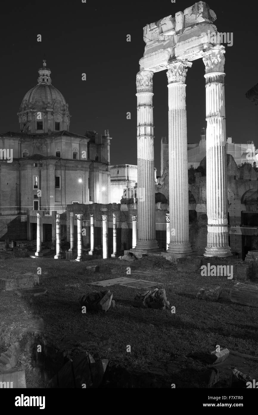 Forum romain dans la nuit Banque D'Images