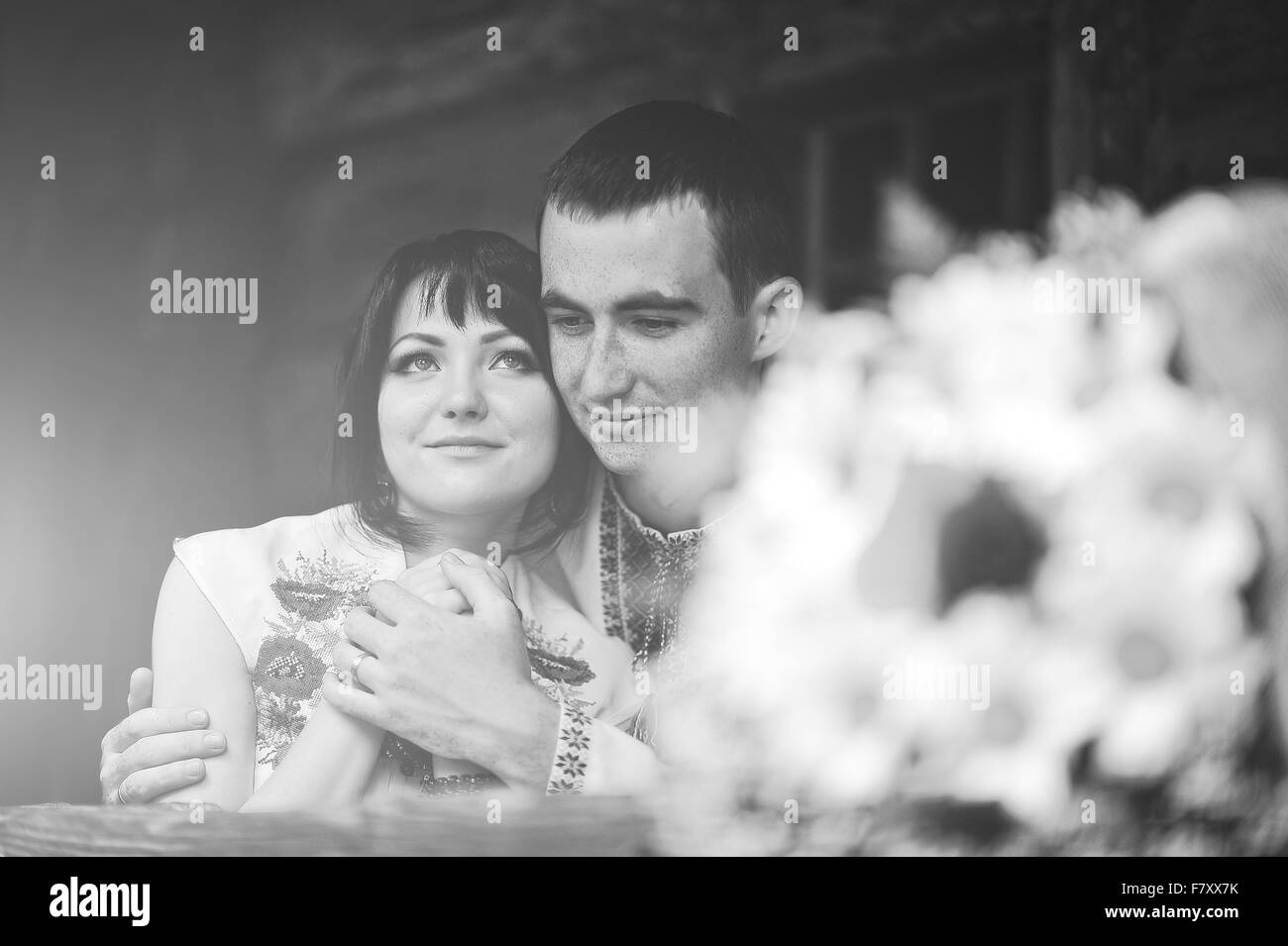 Happy young couple en costume national Banque D'Images