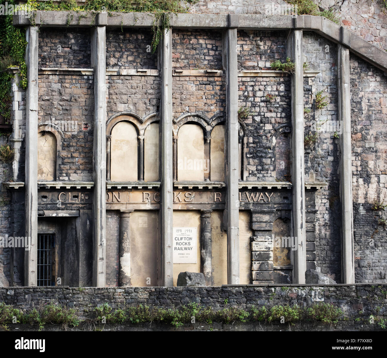 Clifton Rocks Compagnie de condensats chauds désaffectée gare par l'A4 dans le Royaume-uni Bristol Avon Gorge Banque D'Images