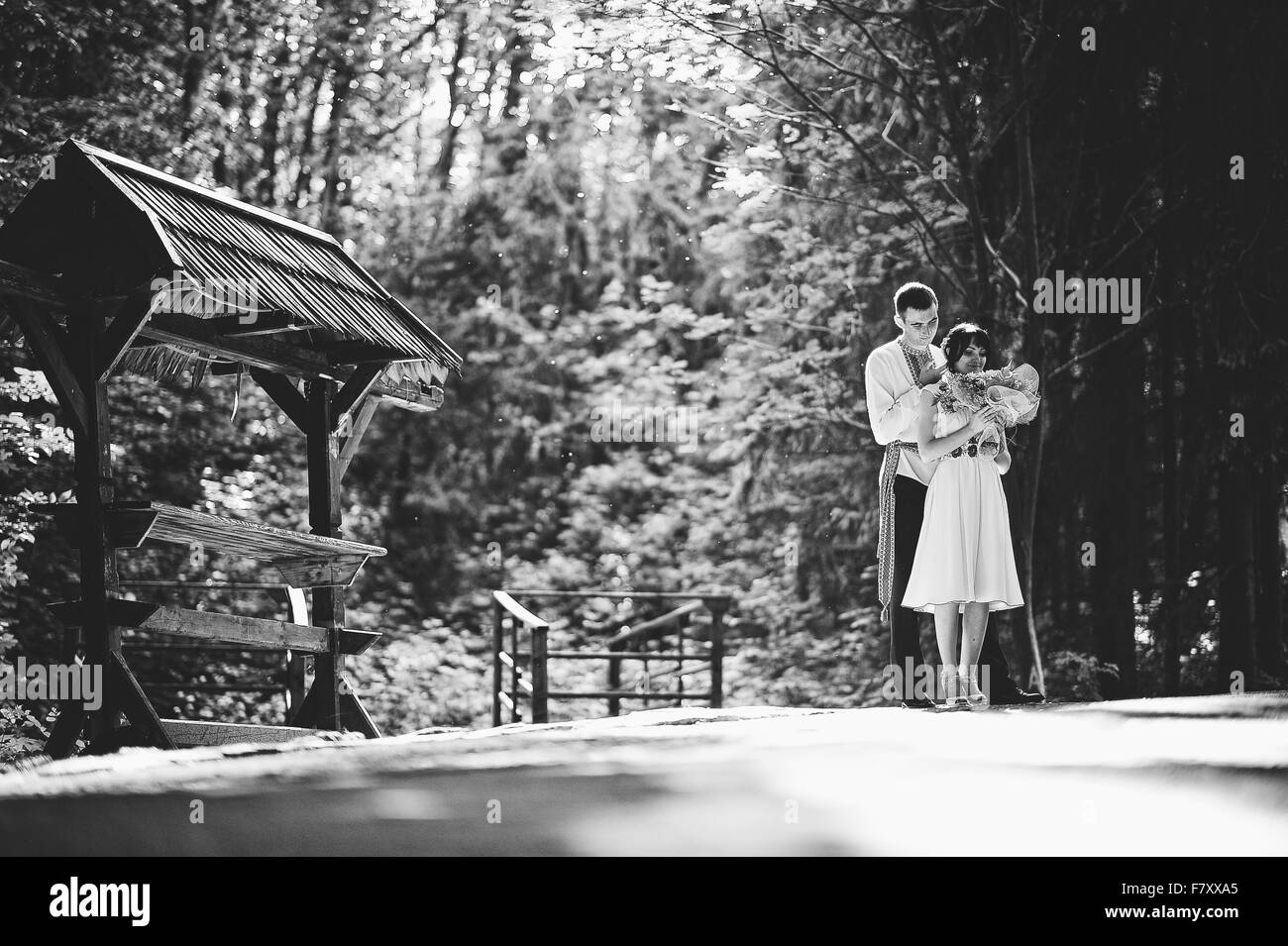 Happy young couple en costume national Banque D'Images