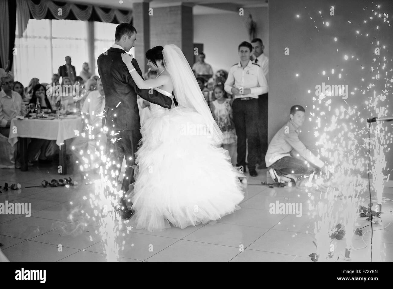 Première danse de mariage sur restaurant avec Fireworks Banque D'Images