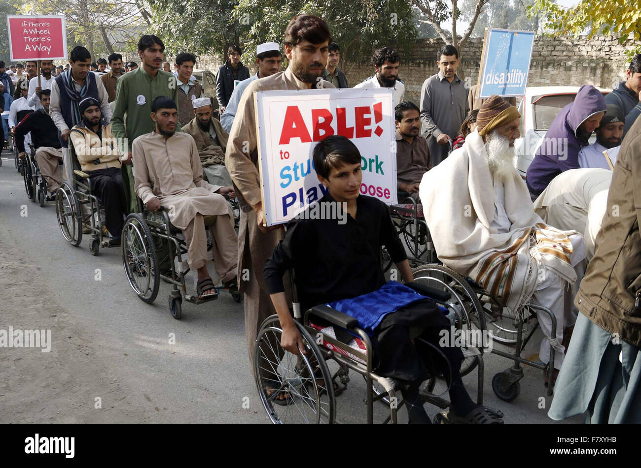 Des personnes handicapées de participer à la marche, à l'occasion de la Journée internationale des personnes handicapées organisée par Paraplegic Center à l'Hayatabad salon à Peshawar le Jeudi, Décembre 03, 2015. Banque D'Images