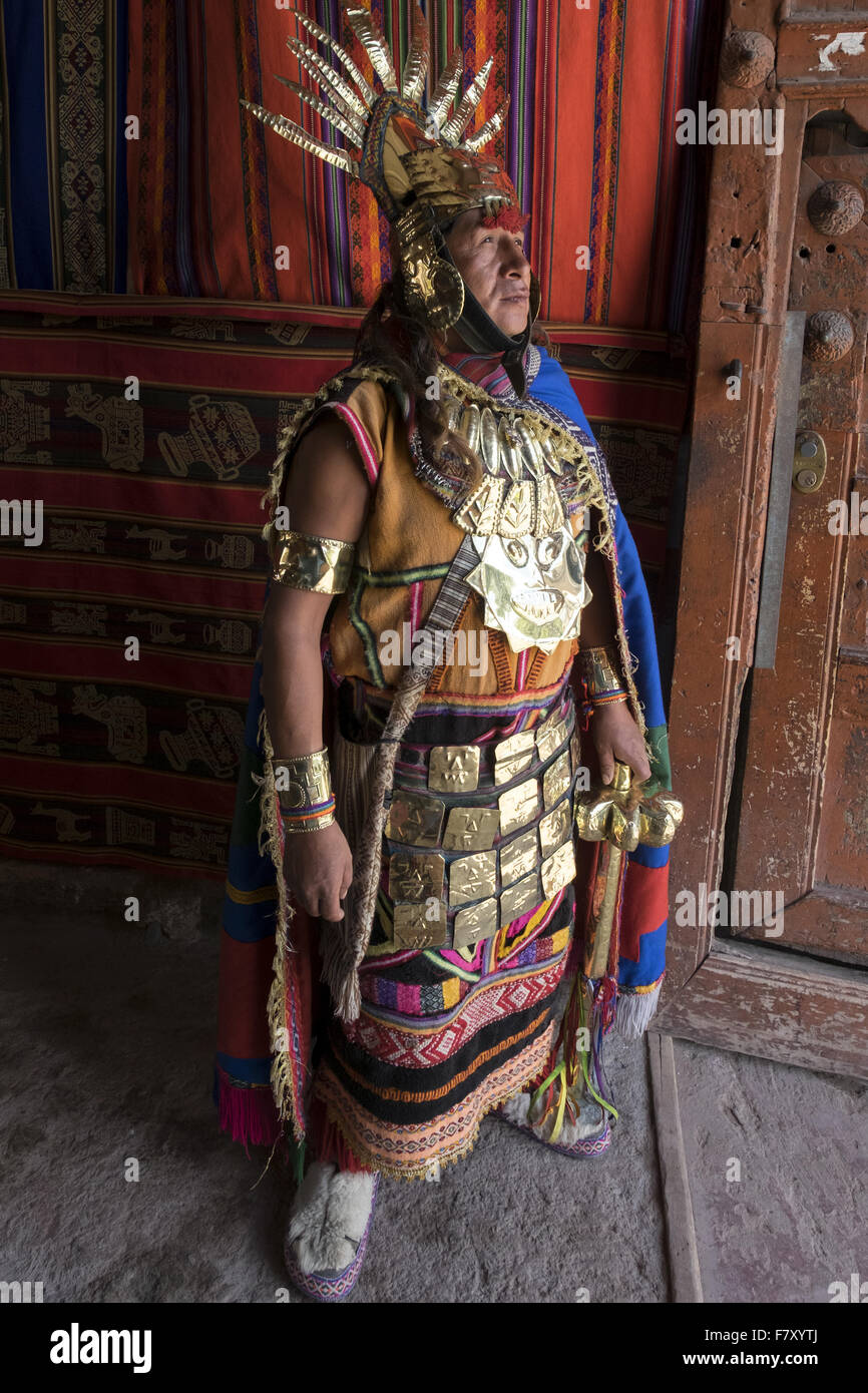 Luis Romani Quispe porte Inca Inca vêtements et visiter des sites touristiques à la pointe de touristes qui prennent des photos de lui. Banque D'Images