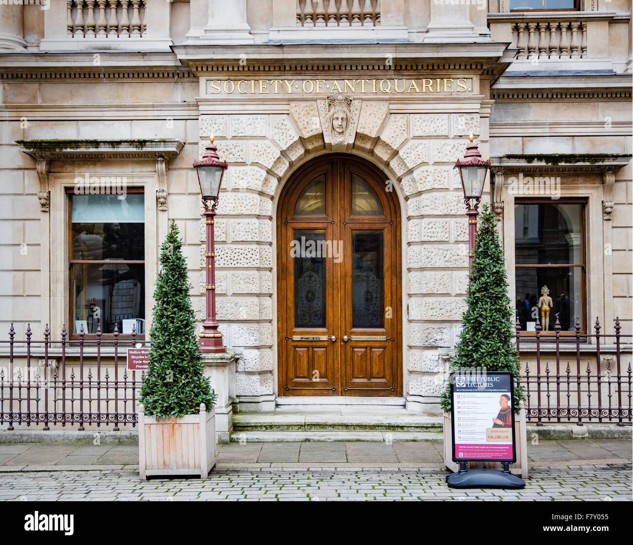 Porte d'entrée de la Société des Antiquaires dans la cour de la Royal Academy sur Piccadilly, à Mayfair Londres Royaume-Uni Banque D'Images