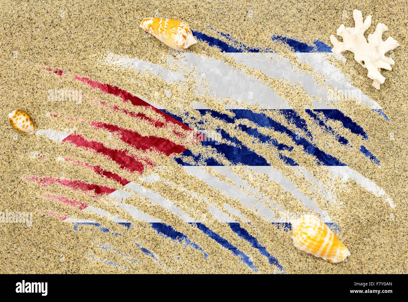 Drapeau du pays National de Cuba sous un fond de plage de sable, de coquillages et de corail Banque D'Images