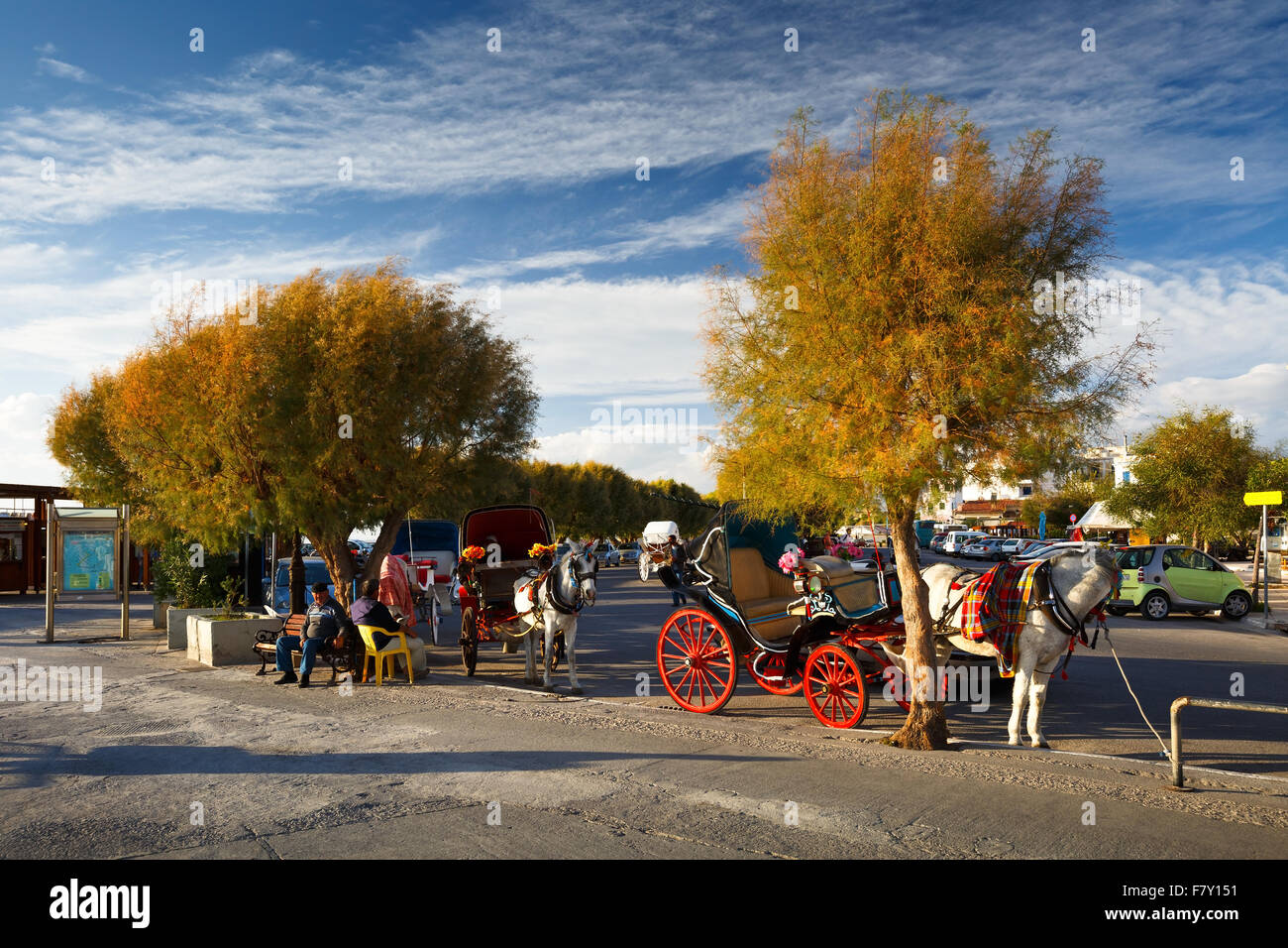 Les chevaux et les chariots de la plage de Egine ville sur l'île d'Aegina, Grèce Banque D'Images