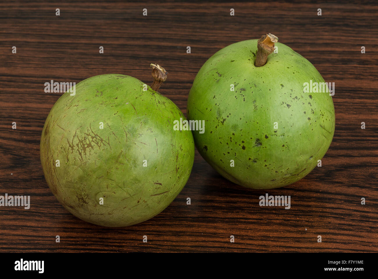 Fruits asiatique sur fond bois Sapote - Banque D'Images