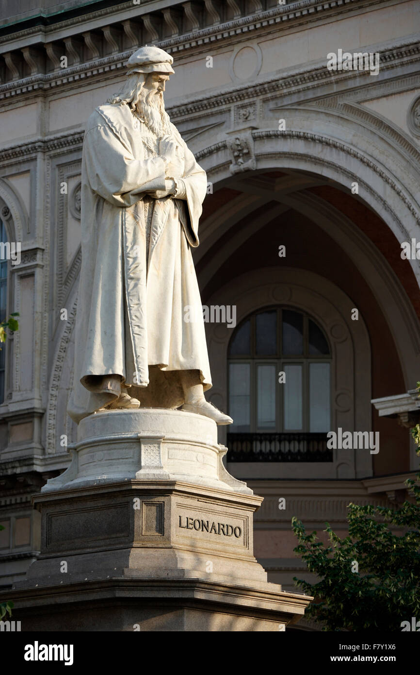 Statue de léonard de Vinci à Leonardo da Vinci Monument à Piazza della Scala.Milan.Italie Banque D'Images