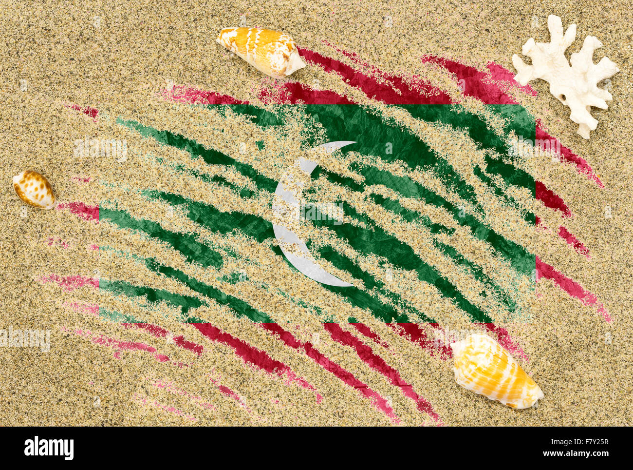 Drapeau national du pays Maldives sous un fond de plage de sable, de coquillages et de corail Banque D'Images