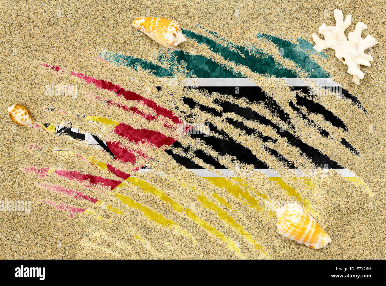 Drapeau du pays national du Mozambique dans le cadre d'un fond de plage de sable, de coquillages et de corail Banque D'Images