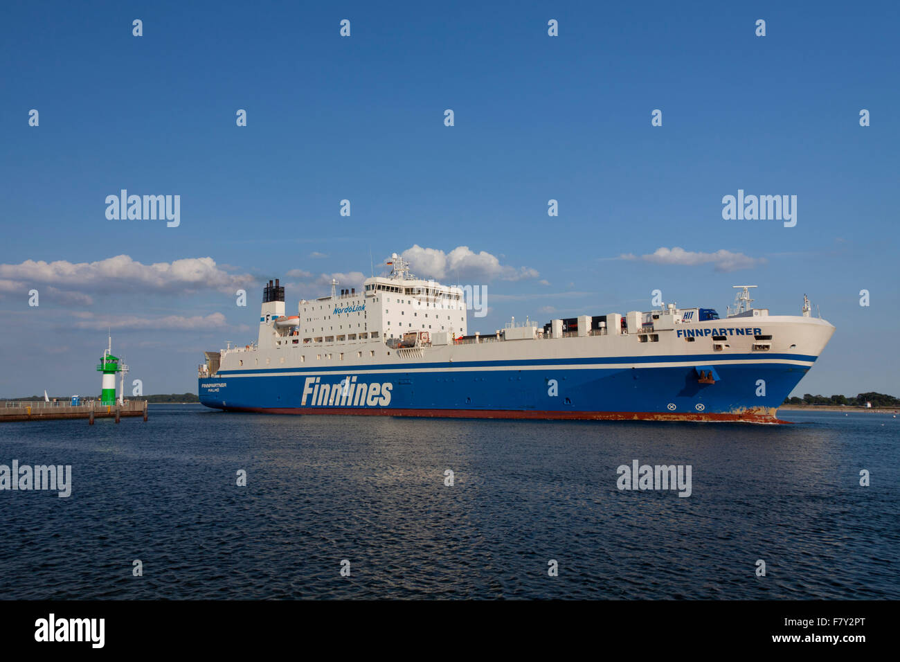 Traversier roulier à passagers d'Finnpartner Nordmole Travemünde Finnlines passant phare, Travemünde, Lübeck, Allemagne Banque D'Images