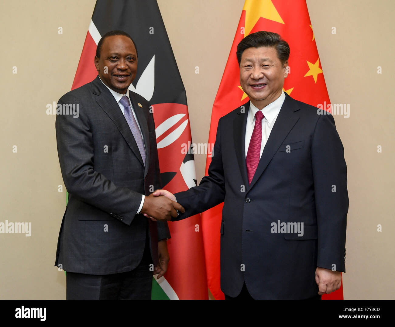 Johannesburg, Afrique du Sud. 19Th Mar, 2015. Le président chinois Xi Jinping (R) rencontre avec le président Kenyan Uhuru Kenyatta à Johannesburg, Afrique du Sud, le 3 décembre 2015. Credit : Xie Huanchi/Xinhua/Alamy Live News Banque D'Images