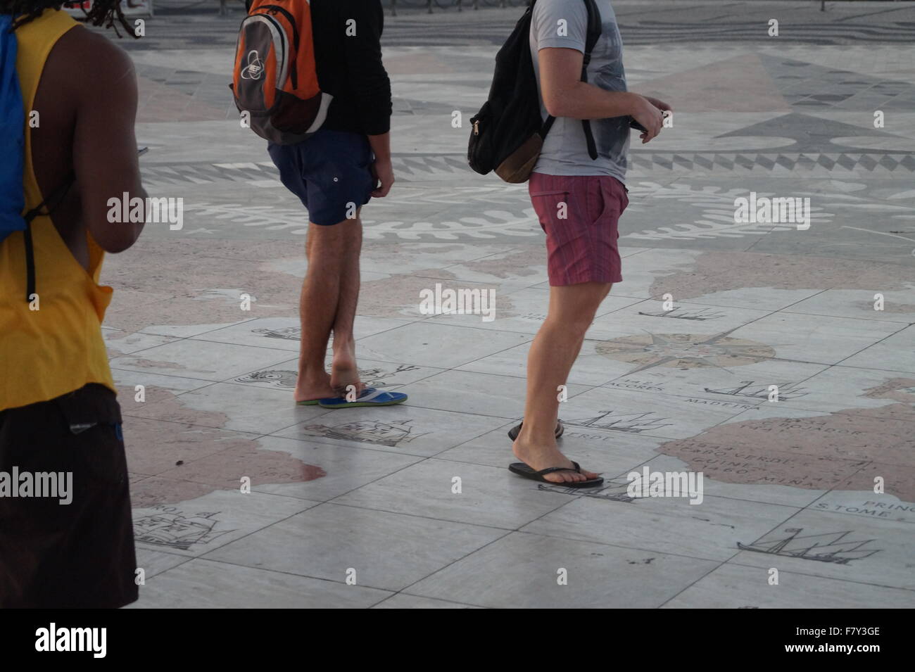 Personnes debout sur la carte du monde Banque de photographies et d ...