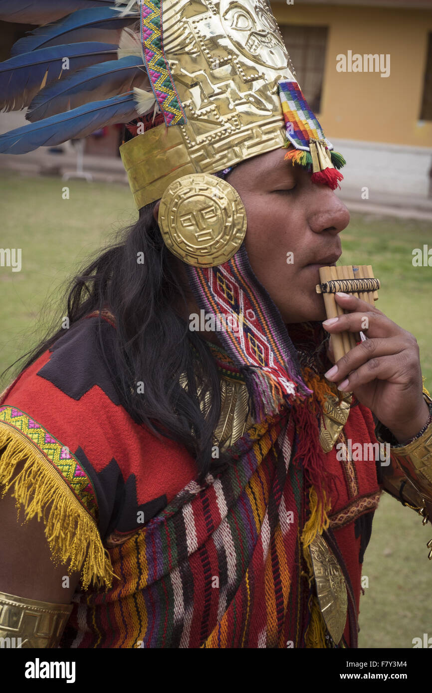 Un homme habillé en costume traditionnel joue d'un instrument à vent andin de l'Inca. Banque D'Images