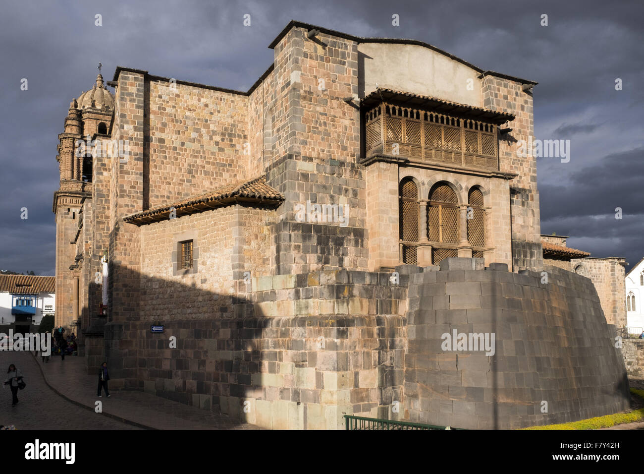 Façade de l'église de Santo Domingo, construit sur le temple inca Coricancha du mur extérieur demeure. Banque D'Images