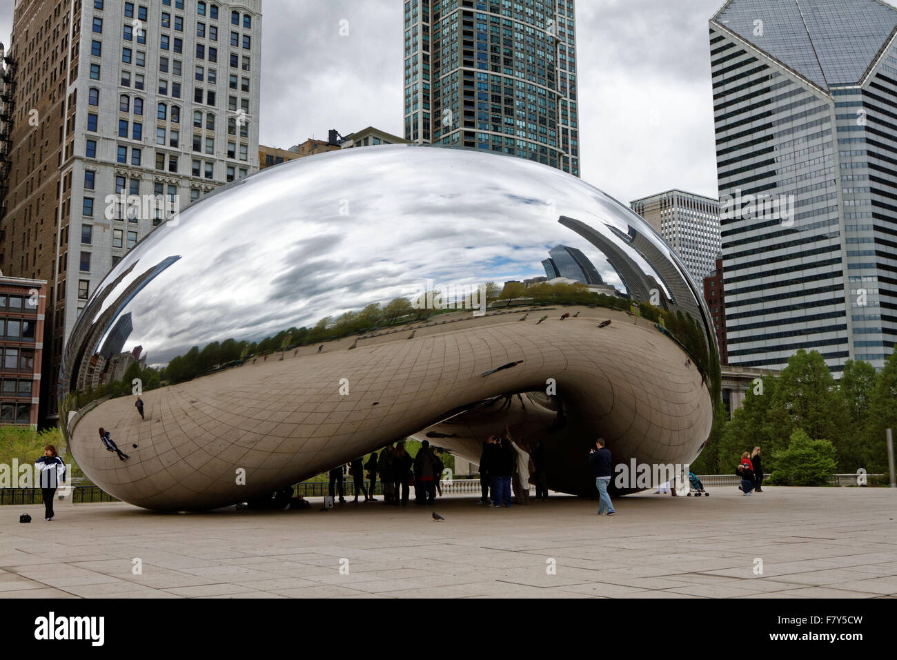 La Cloud Gate sculpture dans le Millennium Park, Chicago, Illinois. photo par Trevor Collens 16/4/2014 Banque D'Images