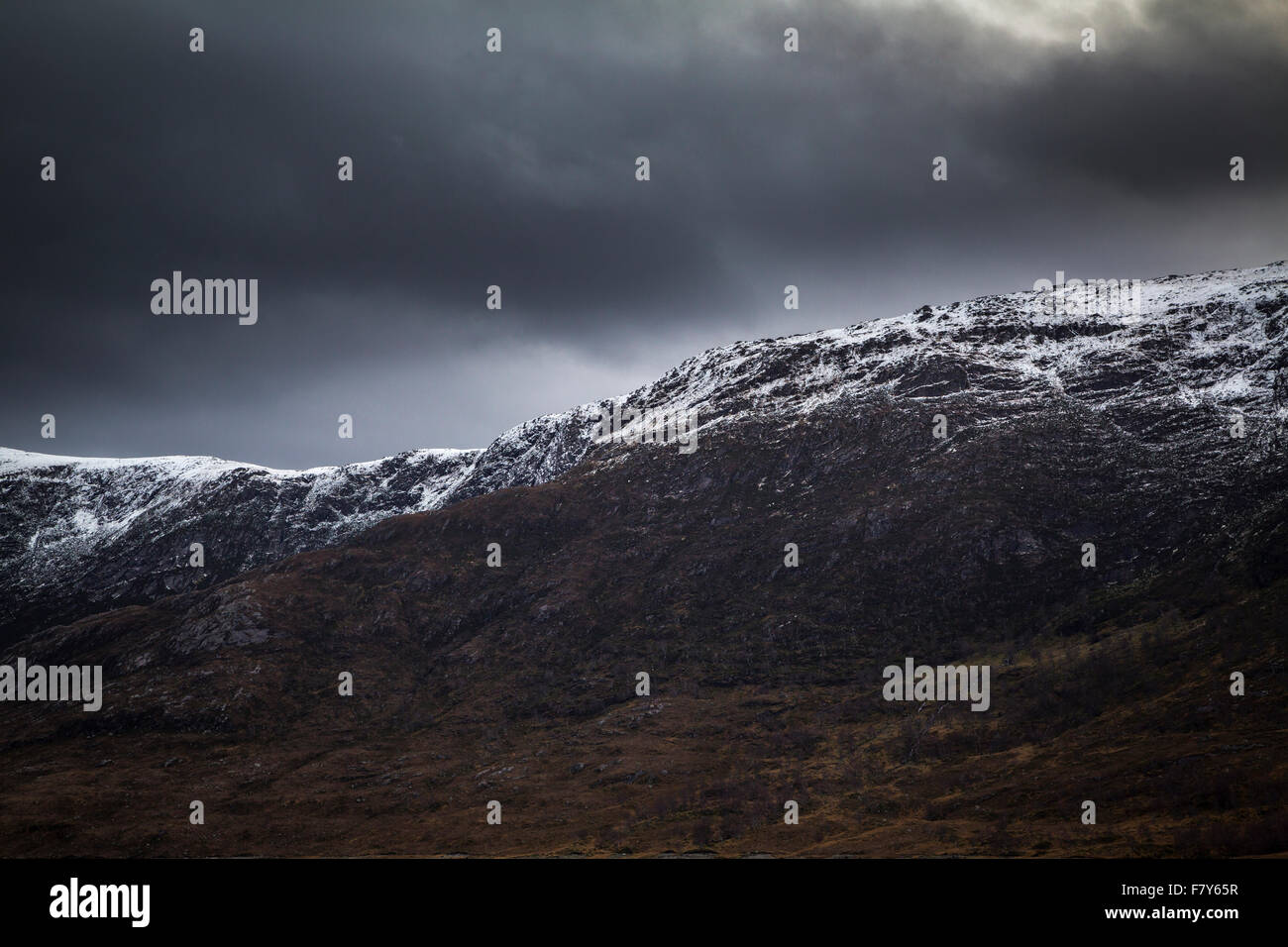 Menaces sur les Highlands écossais avec une fine couche de neige, Kintail, Ecosse Banque D'Images